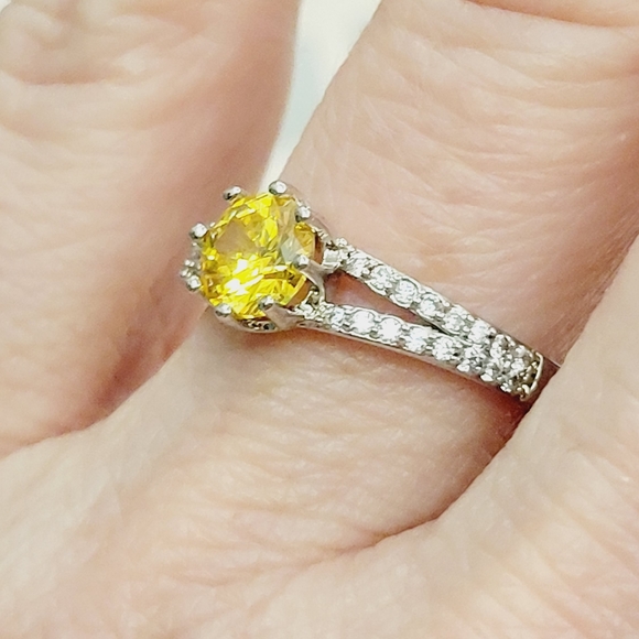 💍2 for $20 NWT Fragrant Jewels Yellow Swarovski Ring - Picture 5 of 5